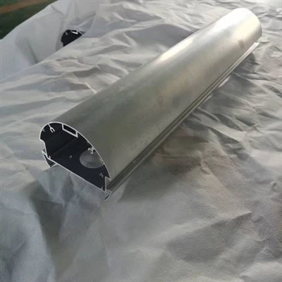 El negro arriba y abajo llevó la escalera ligera del paso del cine del teatro que sospechaba el perfil de aluminio llevado